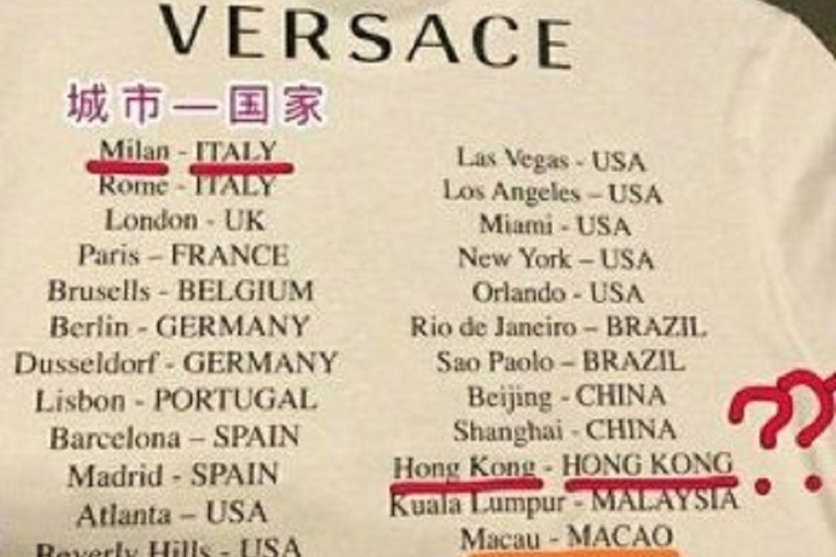 Desain kaus Versace yang melahirkan polemik di China.