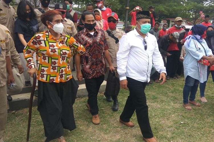 Susi Pudjiastuti Berjalan dengan dibantu tongkat kayu warna cokelat saat menghadiri deklarasi pasangan Jeje Wiradinata-Ujang Endin di Alun-alun Parigi, Jumat (4/9/2020).