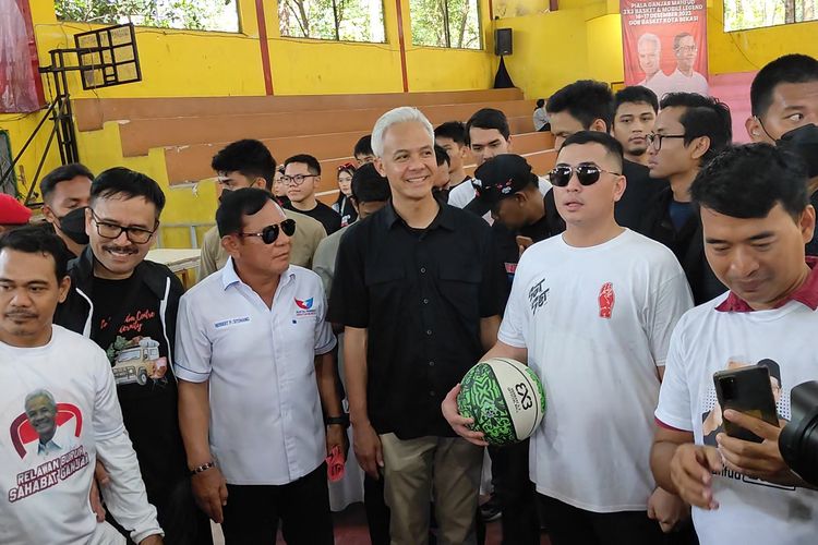 Calon presiden nomor urut 3 Ganjar Pranowo saat membuka turnamen olahraga Piala Ganjar-Mahfud di Kota Bekasi, Jawa Barat, Sabtu (16/12/2023) pagi.