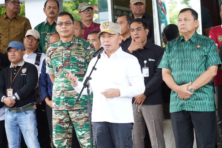 Gubernur Kalimantan Tengah (Kalteng) Sugianto Sabran saat melepas bantuan korban banjir di wilayah Kalteng di Lobby Kantor Gubernur Kalteng, Jumat (26/1/2024).