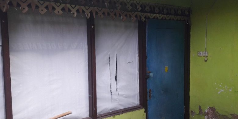 Pintu di bagian belakang rumah Benyamin yang menjadi satu-satunya akses