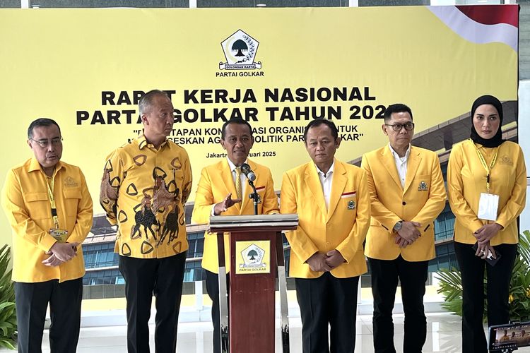 Menteri Energi dan Sumber Daya Mineral (ESDM) sekaligus Ketua Umum Dewan Pimpinan Pusat (DPP) Partai Golkar, Bahlil Lahadalia dalam konferensi pers di Gedung DPP Partai Golkar, Slipi, Jakarta Barat, Sabtu (8/2/2025).