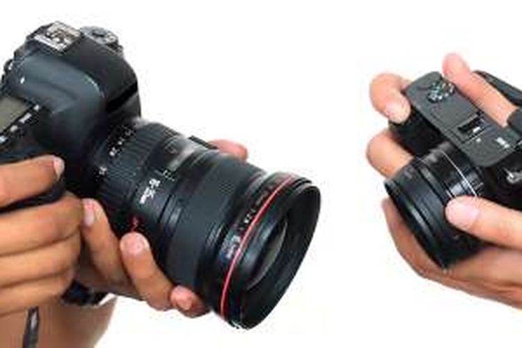Ilustrasi kamera DSLR full-frame tradisional dengan lensa zoom wide angle (kiri) dan kamera mirrorless APS-C dengan lensa prime wide angle
