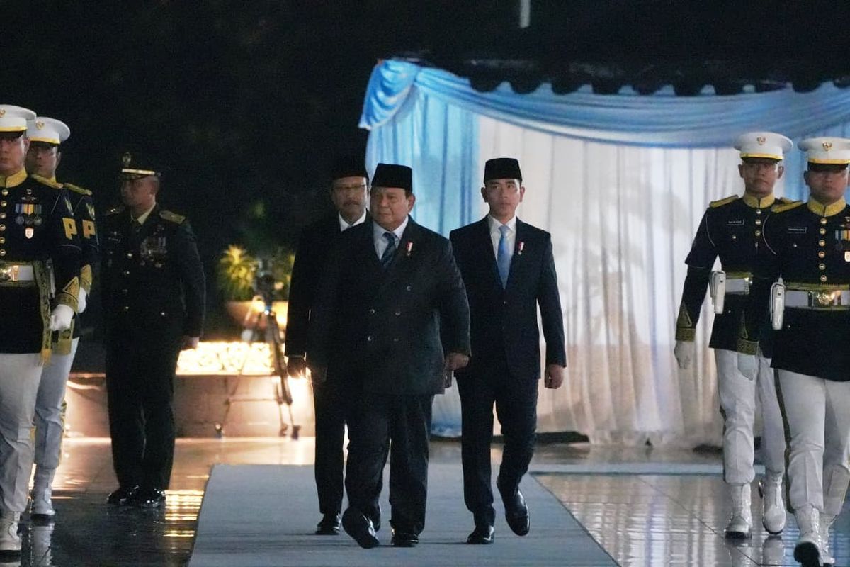 Presiden Prabowo Subianto didampingi Wakil Presiden Gibran Rakabuming Raka dan Menteri Sosial Saifullah Yusuf dalam Upacara Ziarah Nasional dan Renungan Suci di Taman Makam Pahlawan Nasional Utama (TMPNU) Kalibata, Jakarta, Sabtu (17/8/2025) tengah malam.