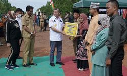 Gubernur Riau Beri Bantuan BKK Rp 190 Juta untuk Desa Buruk Bakul