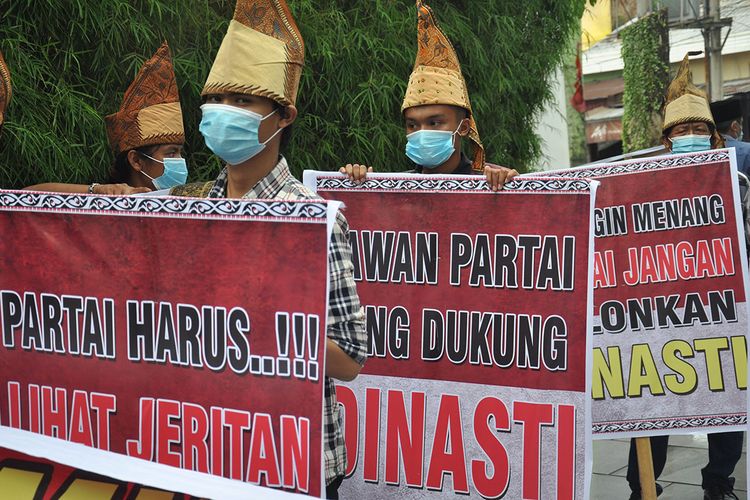 Sejumlah massa yang mengatasnamakan Gerakan Peduli Simalungun (GPS) menggunakan pakaian adat Batak Simalungun saat berunjuk rasa di depan kantor PDI Perjuangan Sumut, Medan, Sumatera Utara, Jumat (19/6/2020). Dalam aksinya mereka meminta kepada partai politik untuk menolak politik dinasti dalam proses pencalonan menjelang pilkada khususnya di Sumatera Utara. ANTARA FOTO/Septianda Perdana/wsj.