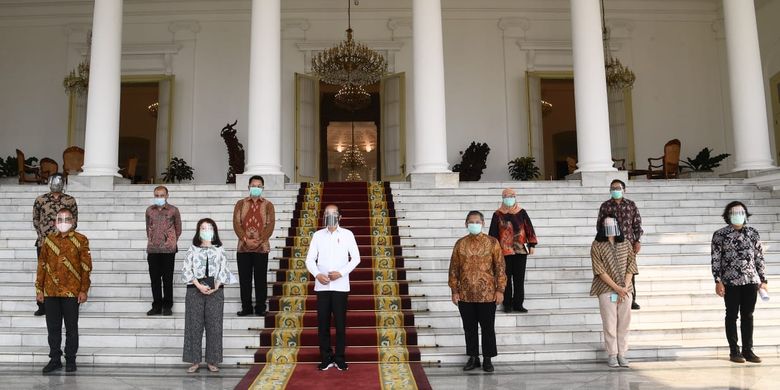 Presiden Joko Widodo berfoto bersama usai bertemu dengan beberapa pemimpin redaksi media massa. Di antaranya adalah Pemimpin Redaksi Kompas.com, CNN dan Trans Corp, Koran Tempo, Republika dan Liputan 6. 