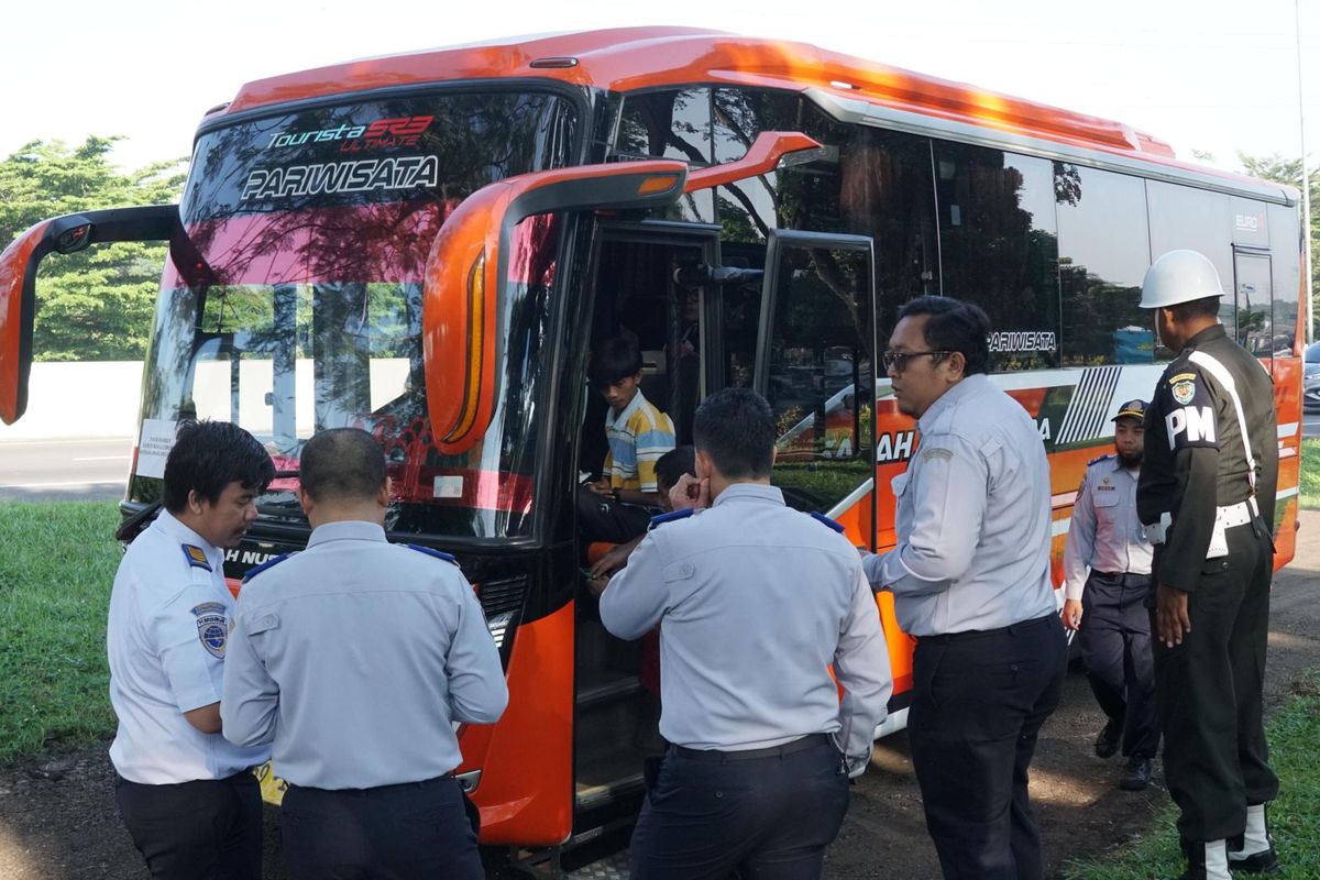 Kementerian Perhubungan melalui Direktorat Jenderal Perhubungan Darat (Ditjen Hubdat) melaksanakan kegiatan pengawasan dan penegakan hukum terhadap angkutan orang di Rest Area KM 45 Tol Jagorawi, Kabupaten Bogor, Jawa Barat, pada 7-8 Juni 2025.