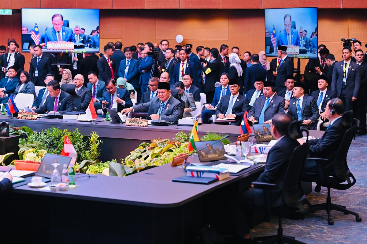 Menteri Perdagangan (Mendag) RI Budi Santoso (Busan) mendampingi Presiden RI Prabowo Subianto menghadiri Konferensi Tingkat Tinggi (KTT) ASEAN ke-46 di Kuala Lumpur Convention Centre (KLCC), Kuala Lumpur, Malaysia, pada Senin dan Selasa, 26?27 Mei 2025.