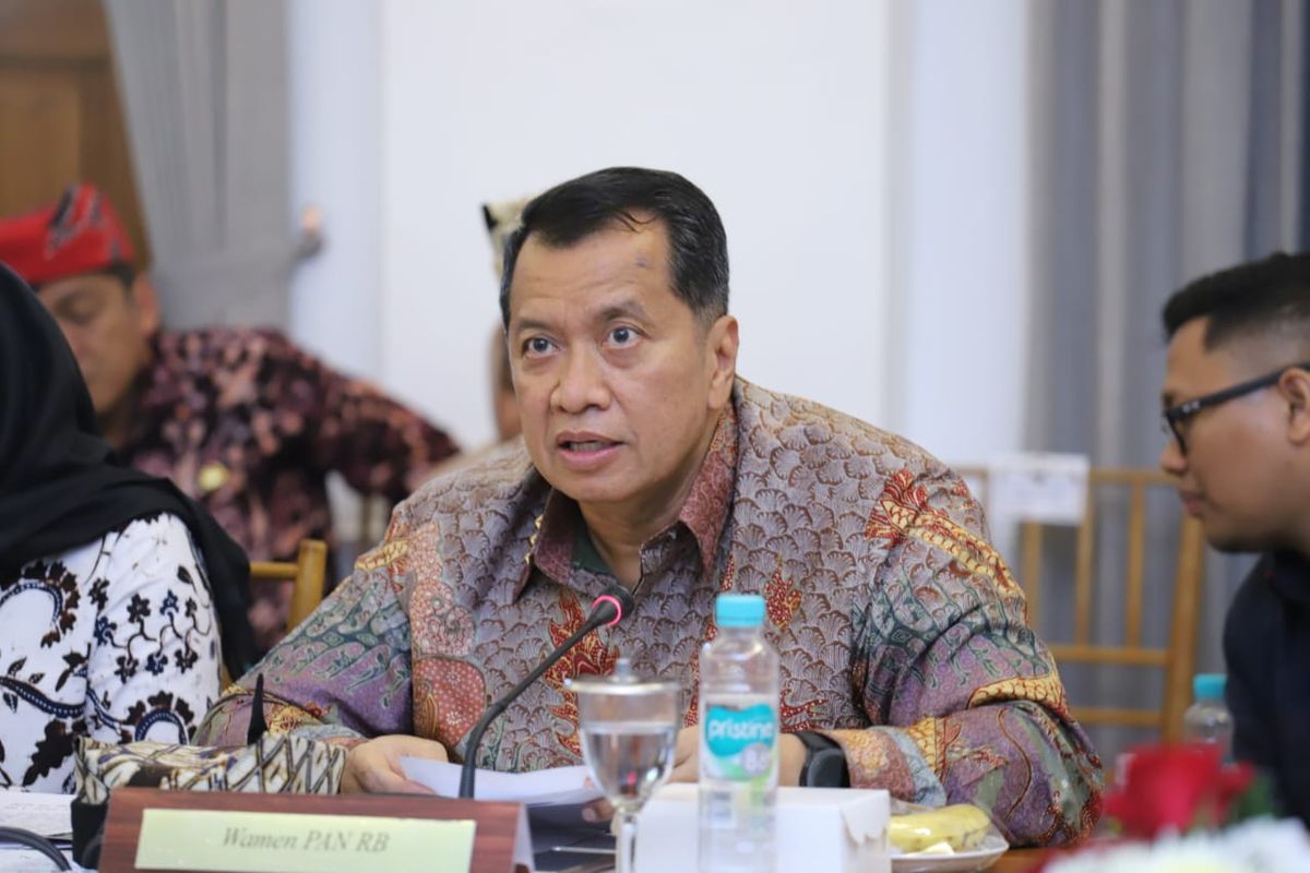 Wakil Menteri Pendayagunaan Aparatur Negara dan Reformasi Birokrasi (Wamen PANRB) Purwadi Arianto menghadiri rapat koordinasi sekaligus meninjau uji coba digitalisasi bansos di Kabupaten Banyuwangi, Kamis (2/10/2025).