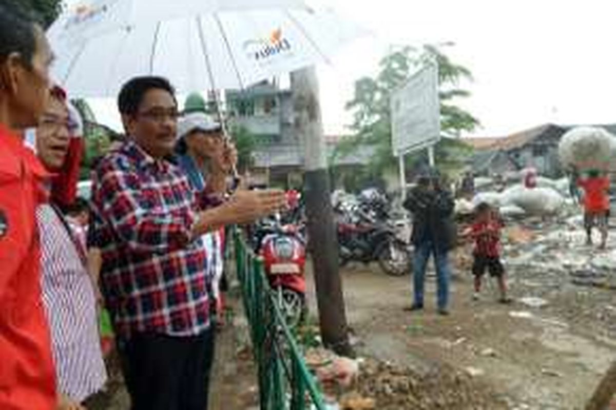 Calon gubernur DKI Jakarta nomor dua, Djarot Saiful Hidayat tengah mengamati satu area lahan cukup luas yang digunakan untuk pembuangan sampah saat blusukan kampanye ke permukiman penduduk di Kelurahan Harapan Mulya, Kemayoran, Jakarta Pusat, Rabu (14/12/2016).