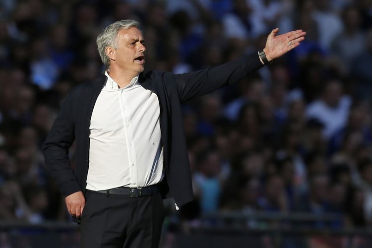 Jose Mourinho tengah membeir instruksi kepada anak-anak asuhnya pada laga final Piala FA antara Chelsea dan Manchester United di Stadion Wembley, 19 Mei 2018.