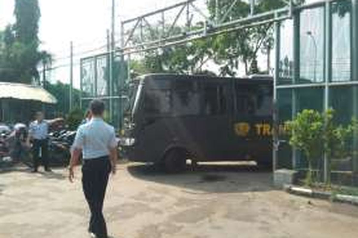 Bus Transportasi Tahanan yang mengantar Labora Sitorus dari Bandara Soekarno-Hatta ke LP Cipinang, Senin (07/02/16)
