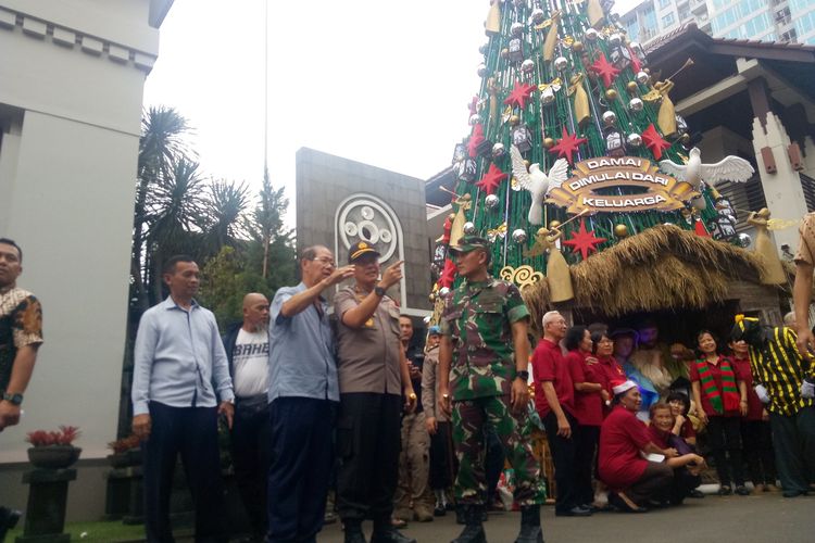 kapolrestabes Bandung, Kombes Pol Irman Sugema dan Dandim 0618 BS Kol Herry Subagio sedang melakukan koordinasi ke Gereja Kathedral Bandung terkait pengamanan Natal 2019, Jumat (20/12/2019).