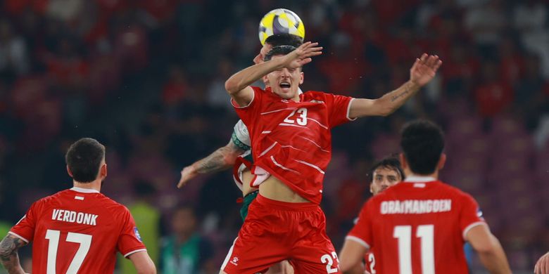Pemain timnas Indonesia berebut bola di udara dengan pemain Bulgaria dalam laga Final FIFA Series 2026 antara Indonesia vs Bulgaria di Stadion Gelora Bung Karno, Jakarta, Senin (30/3/2026). Bulgaria menang 1-0 atas Indonesia.