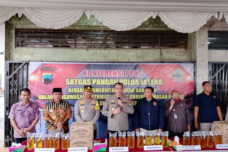 Jumpa pers di pasar Weleri Kendal Jawa Tengah. KOMPAS.COM/SLAMET PRIYATIN