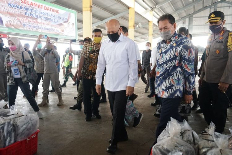 Menkop UKM Teten Masduki bersama Walikota Pekalongan Jawa Tengah di Pelabuhan Perikanan Kota Pekalongan.