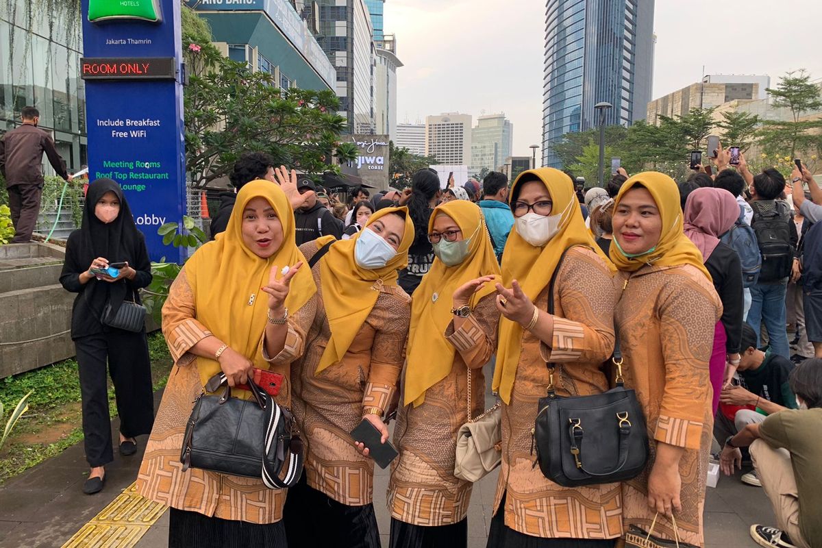 Lennita Arifin bersama 4 rekannya datang mengunjungi kawasan Stasiun MRT Dukuh Atas, Jakarta Pusat untuk melakukan catwalk di Citayam Fashion Week, Jumat (22/7/2022).