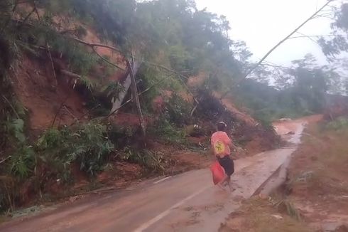 Hujan Deras, Jalan Penghubung Antardaerah di Latuppa Palopo Tertutup Longsor