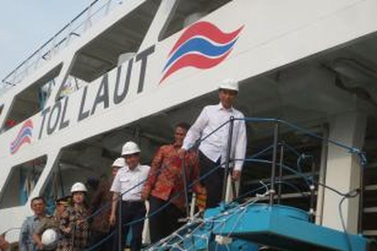 Presiden Joko Widodo saat menaiki KM Camara Nusantara yang baru tiba di Pelabuhan Tanjung Priok, Jakarta Utara, Jumat (11/12/2015). KM Camara Nusantara adalah kapal yang mengangkut 500 ekor sapi dari Nusa Tenggara Timurp. Kedatangan sapi dari NTT merupakan tindak lanjut kerja sama Pemprov DKI dengan Kementerian Pertanian dan lima provinsi lainnya guna memenuhi kebutuhan daging sapi di Ibu Kota.