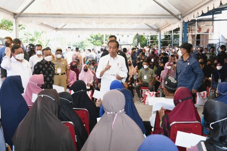 Presiden Joko Widodo saat membagikan BLT BBM di Kabupaten Buton Selatan, Provinsi Sulawesi Tenggara, pada Selasa (27/9/2022) sore.