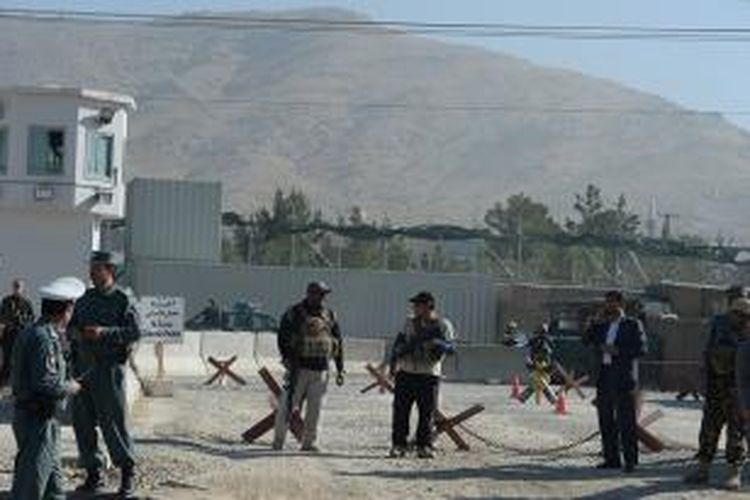 Pasukan keamanan Afganistan mengamankan kawasan hunian warga asing di ibu kota Kabul yang diserang pengebom bunuh diri Taliban.