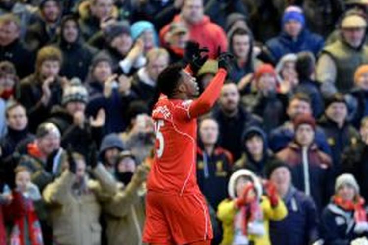 Penyerang Liverpool Daniel Sturridge keberhasilannya mencetak gol ke gawang West Ham United, pada lanjutan Premier League, di Anfield, Sabtu (31/1/2015). Laga itu berakhir 2-0.