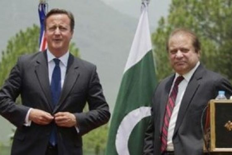 PM Inggris David Cameron Pakistan bersama PM Pakistan Nawaz Sharif dalam konferensi pers di Islamabada (30/6). 