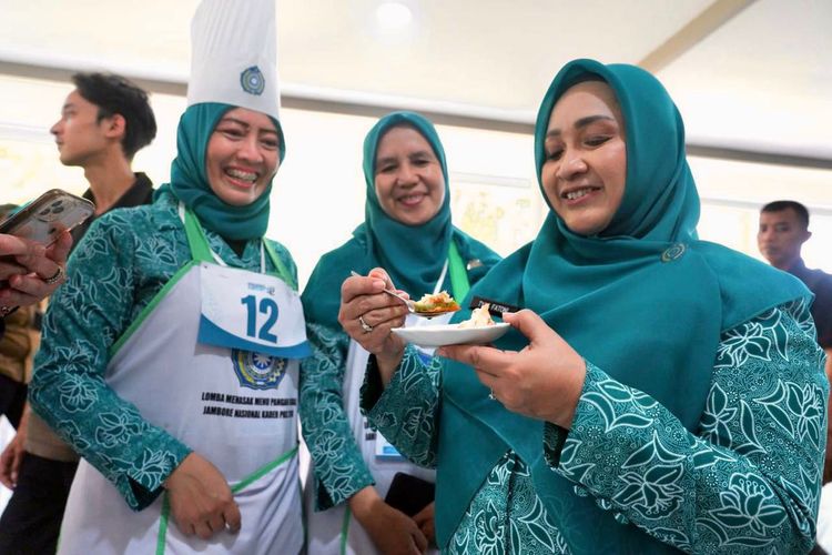 Pj Ketua TP-PKK Provinsi Sumsel Tyas Fatoni memberikan dukungan kepada peserta lomba memasak di Gedung Gastronomi.