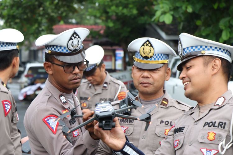Polisi menggunakan drone untuk menindak pelanggaran lalu lintas di Banyumas, Jawa Tengah, Rabu (6/3/2024).
