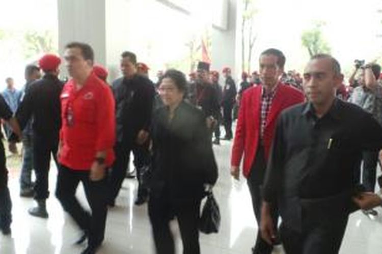 Ketua Umum PDI Perjuangan Megawati Soekarnoputri (tengah) ditemani Ketua DPP PDI Perjuangan Effendi Simbolon (kiri) dan Gubernur DKI Jakarta Joko Widodo (kedua dari kanan) berjalan di sela-sela penyelenggaraan Rapat Kerja Nasional PDI Perjuangan di Hotel Ecopark, Ancol, Jakarta, Sabtu (7/9/2013).