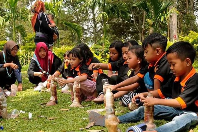 Komunitas Ilmuwan Cilik sedang melakukan eksperimen di Kebun Durian, Gunungpati, Kota Semarang. (Dok. Komunitas Ilmuwan Semarang)