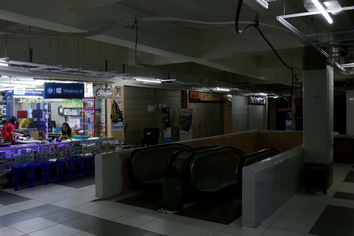 Aktivitas perdagangan pusat perbelanjaan di Plaza Elektronik, Glodok, Jakarta barat, Rabu (14/7/2017).  Meskipun perdagangan berjalan normal, kian hari pasar ini semakin sepi pembeli. Bahkan beberapa kios sudah beralih fungsi menjadi gudang untuk menyimpan dagangan.