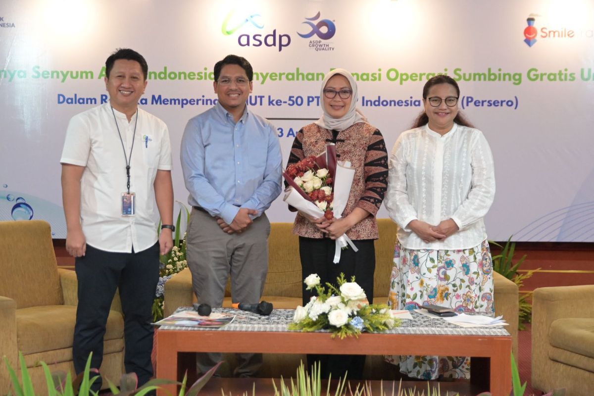 (Dari kiri ke kanan),  Mario Sardadi, Manager TJSL PT. ASDP Indonesia Ferry (Persero); dr. M Irsyad Kiat, Sp.B.P.R.E , Dokter Spesialis Bedah Plastik Rekonstruksi dan Estetik; Shelvy Arifin, Corporate Secretary PT ASDP Indonesia Ferry (Persero); dan Ibu Deasy Larasati, Country Manager Smile Train Indonesia pada  acara Berlabuhnya Senyum Anak Indonesia - Penyerahan Donasi Operasi Sumbing Gratis Untuk 100 Pasien di Serang, Banten, 13 April 2023.