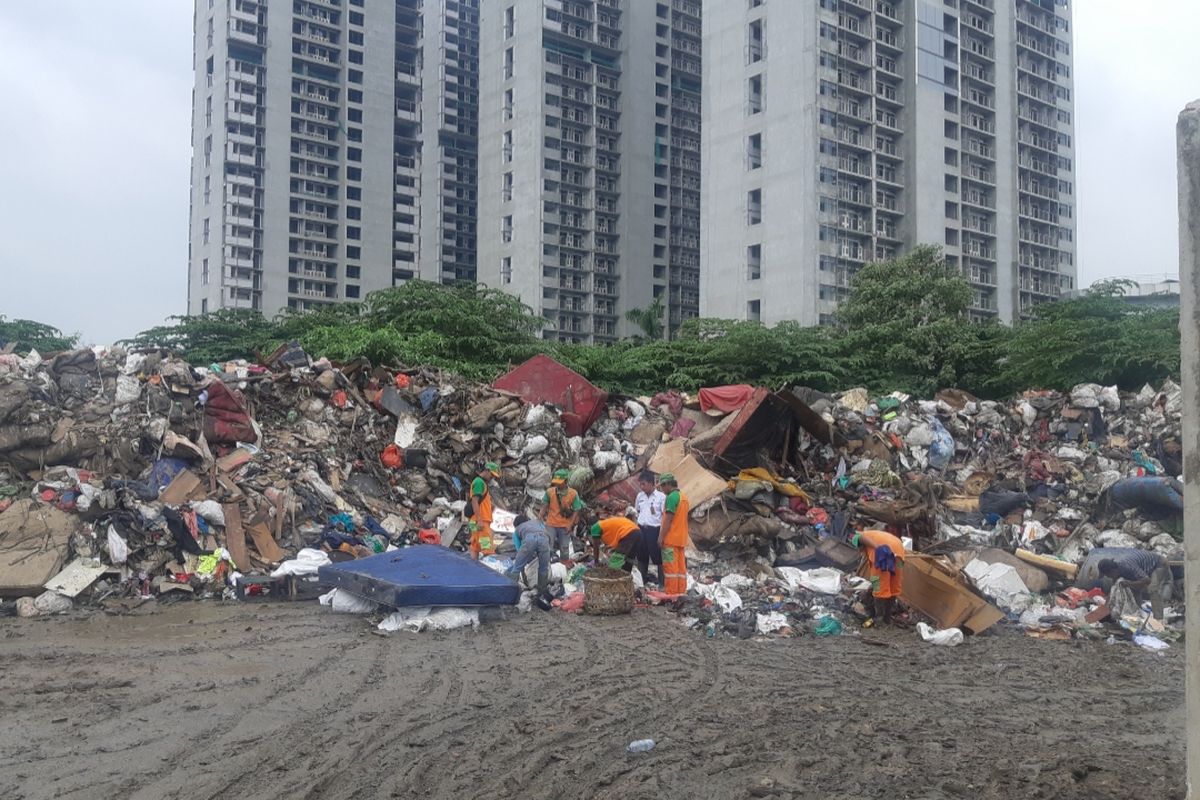 Tumpukkan sampah di dekat Daan Mogot City Apartemen, di Semanan, Kalideres, Jakbar, Rabu (8/1/2020)