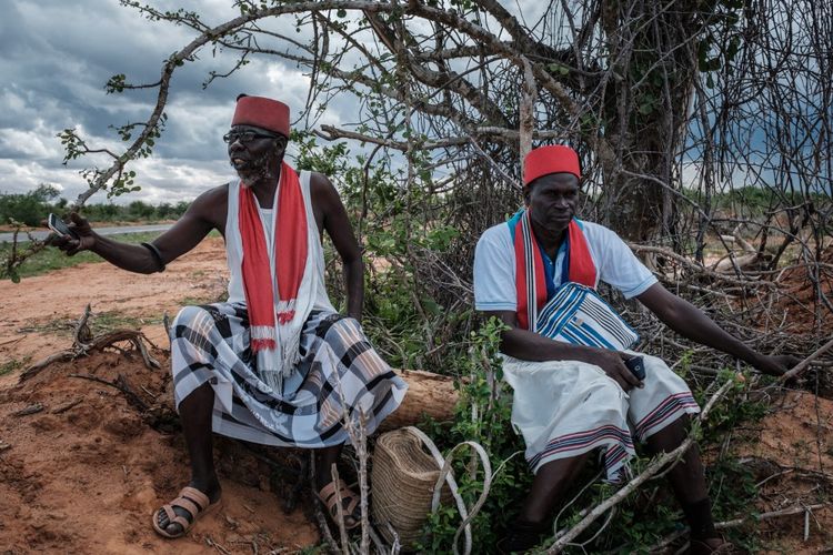 Pemimpin spiritual lokal dari kelompok etnis Kaya-Giriama menunggu transportasi untuk mengunjungi situs kuburan massal di hutan di Shakahola, di luar kota pesisir Malindi, pada 24 April 2023.