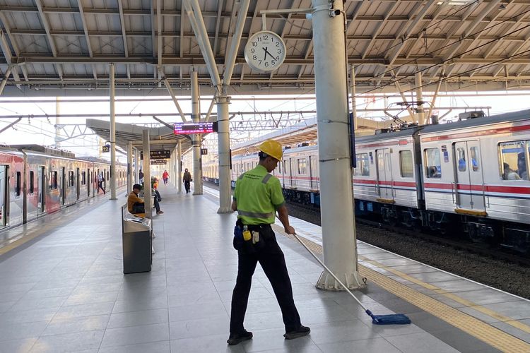 Pagi Tak Biasa di Stasiun Manggarai, Suara Sapu Lebih Nyaring dari Langkah Penumpang