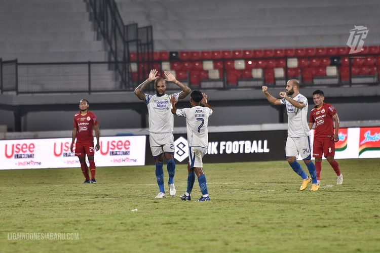 Penyerang Persib, David Da Silva, melakukan selebrasi usa menjebol gawang Persija dalam laga Liga 1 2021-2022 di Stadion Kapten I Wayan Dipta, Gianyar, Bali, 1 Maret 2022.