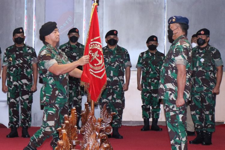 Kepala Staf Angkatan Udara (KSAU) Marsekal TNI Fadjar Prasetyo menerima alih komando dan pengendalian Komando Pertahanan Udara Nasional (Kohanudnas) dari Panglima TNI Jenderal Andika Perkasa di Aula Gatot Soebroto, Mabes TNI, Cilangkap, Jakarta Timur, Rabu (26/1/2022). 