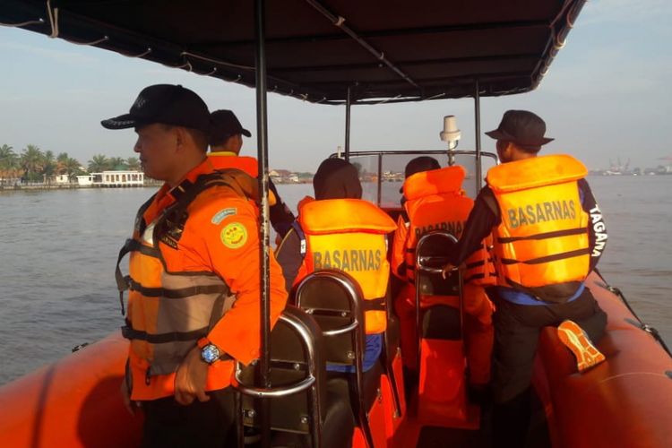 Tim Basarnas melakukan pencarian terhadap empat orang yang hilang di perairan sungai Musi Palembang, akibat kecelakaan speedboat