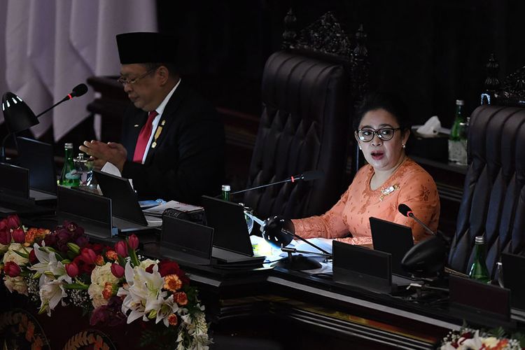 Ketua DPR Puan Maharani (kanan) didampingi Ketua MPR Bambang Soesatyo (kiri) pidato pengantar dalam rangka Sidang Bersama DPR-DPD di Ruang Rapat Paripurna, Kompleks Parlemen, Jakarta, Jumat (14/8/2020). Sidang Tahunan kali ini dihadiri oleh anggota MPR/DPR/DPD secara fisik dan virtual akibat pandemi Covid-19.