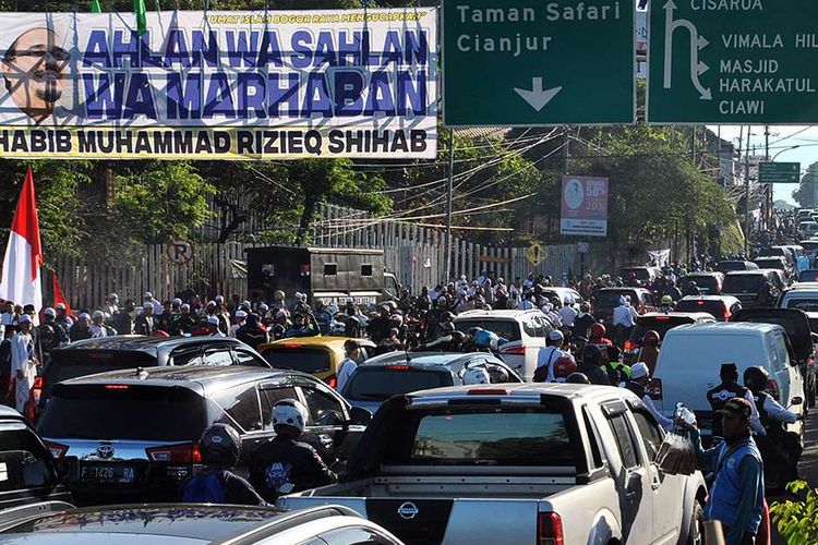 Sejumlah kendaraan memadati jalur Puncak di Simpang Gadog, Ciawi, Kabupaten Bogor, Jawa Barat, Jumat (13/11/2020). Satlantas Polres Bogor melakukan rekayasa lalu lintas untuk mengurai kepadatan lalu lintas di jalur Puncak saat kedatangan Rizieq Shihab di Pondok Pesantren Alam Agrokultural Markaz Syariah DPP FPI, Megamendung, Kabupaten Bogor.