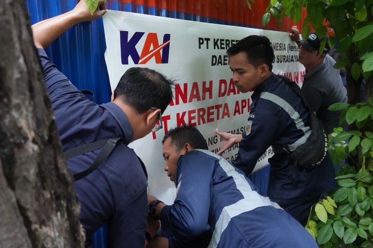 PT Kereta Api Indonesia (Persero) Daerah Operasi (Daop) 8 Surabaya melakukan penertiban aset milik negara berupa rumah dinas di Jalan Penataran Regional 7, Kelurahan Pacarkeling, Surabaya, Kamis (12/12/2024).