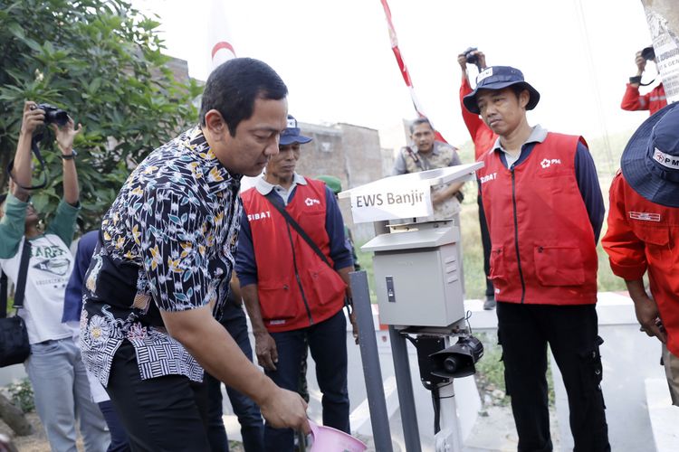 Wali Kota Semarang Hendrar Prihadi mencoba alat pendeteksi banjir, Senin (30/7/2018)