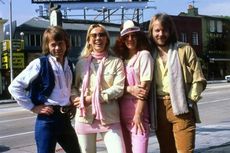 Lirik dan Chord Lagu Like an Angel Passing Through My Room – ABBA