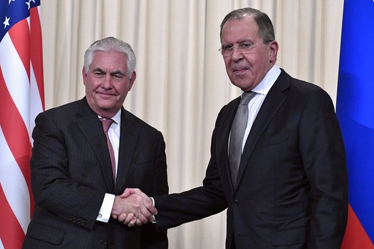 Menlu AS Rex Tillerson (kiri) bersalaman dengan Menlu Rusia Sergei Lavrov saat keduanya bertemu di Moskwa, Rabu (12/4/2017).