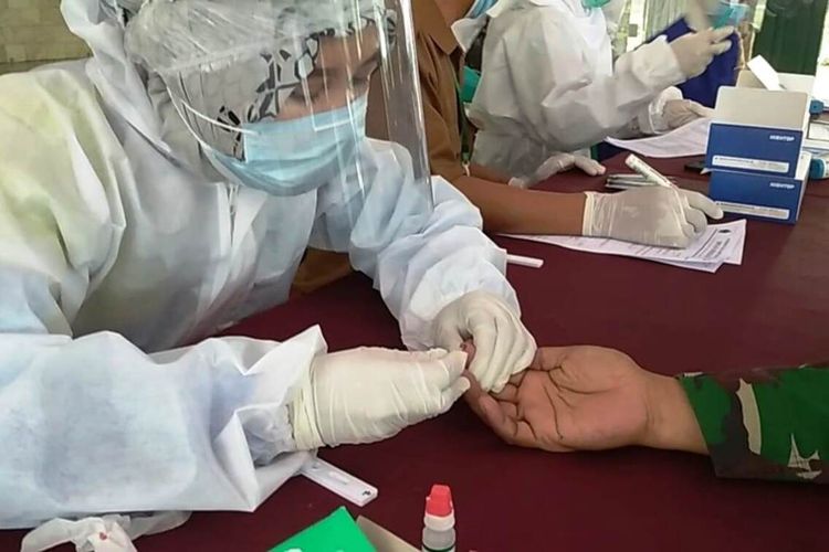 Tenaga medis mengambil sampel darah anggota TNI yang mengikuti rapid test massal, di aula Makodim Cianjur, Senin (15/6/2020)