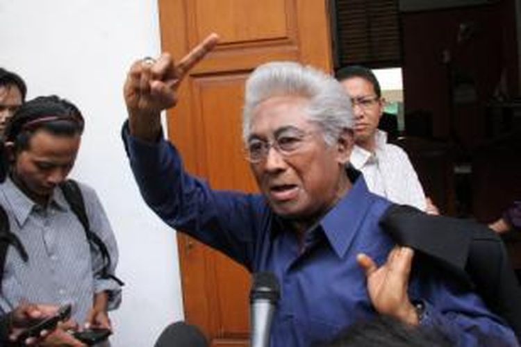 Pengacara senior, Adnan Buyung Nasution saat menyatakan mundur dari Penasehat Hukum Terdakwa kasus dugaan Mafia Hukum dan Pajak Gayus Halomoan Partahanan Tambunan, dihadapan sejumlah wartawan di Pengadilan Negeri, Jakarta Selatan. Rabu (11/10/2010).  