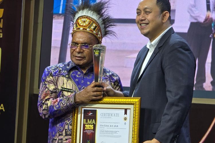 Jaga Kesejahteraan Masyarakat di Tengah Tantangan Geografis, Bupati Puncak Raih Penghargaan