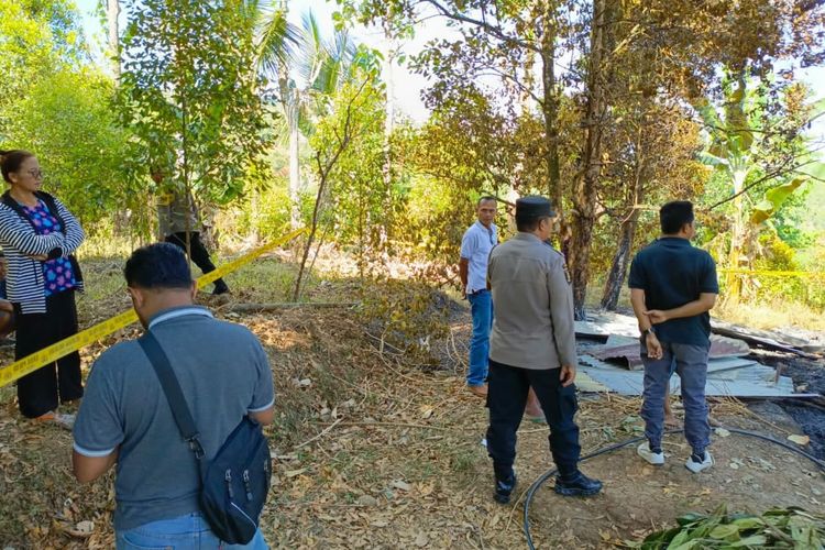 Polisi mendatangi lokasi kebakaran kandang yang di Desa Kayuputih, Kecamatan Sukasada, Kabupaten Buleleng, Provinsi Bali pada Mingu (24/9/2023). 